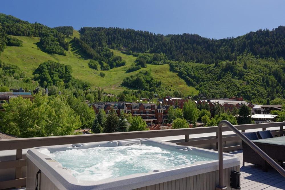 Independence Square 213, Spacious Hotel Room With 2 Queen Beds, Wet Bar, And Sitting Area Aspen Exterior foto